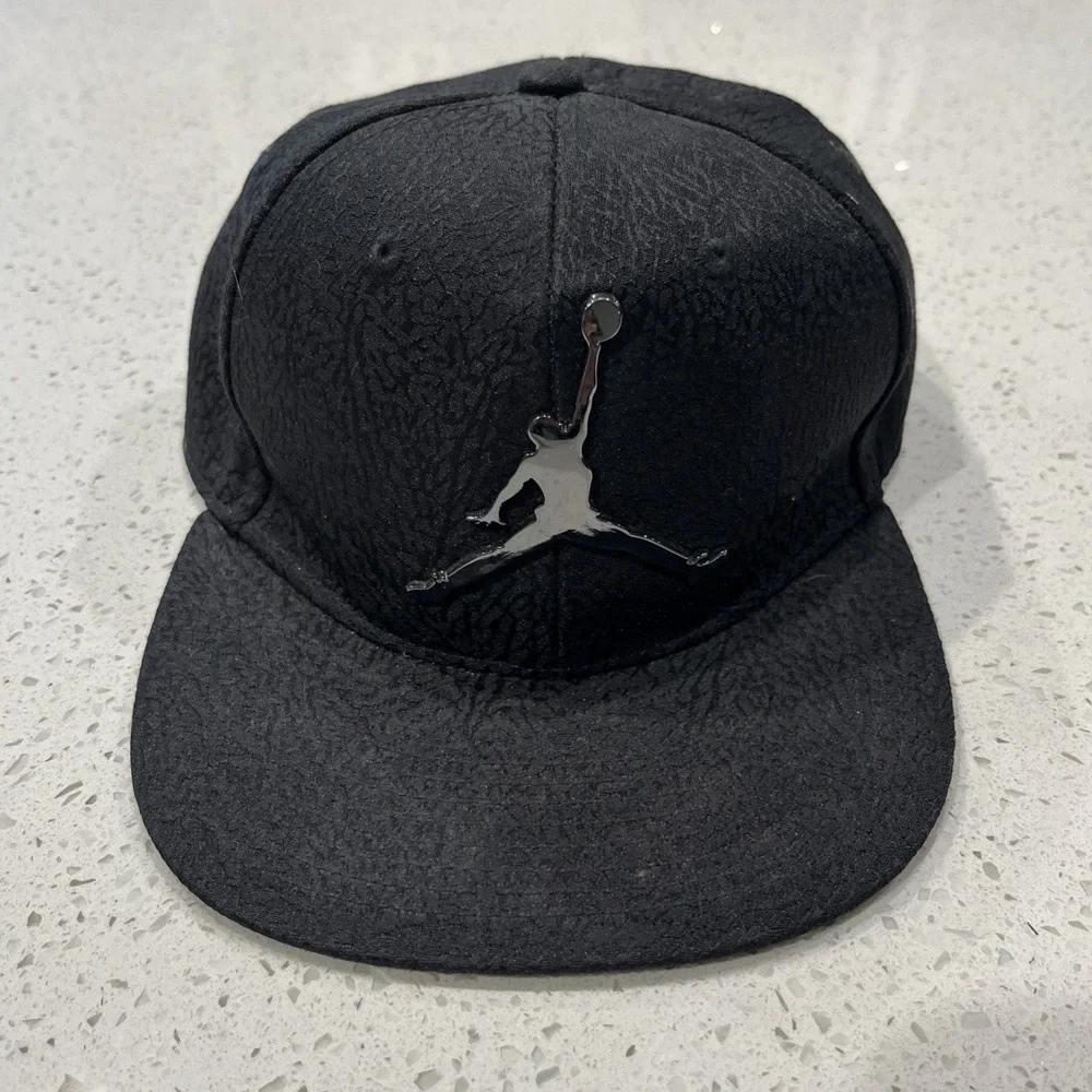 Air Jordan Youth Snapback Hat  Metal Jumpman Logo  Black